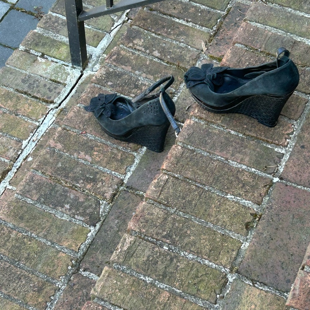 Charles David Black Wedge Heels - Picture 3 of 11